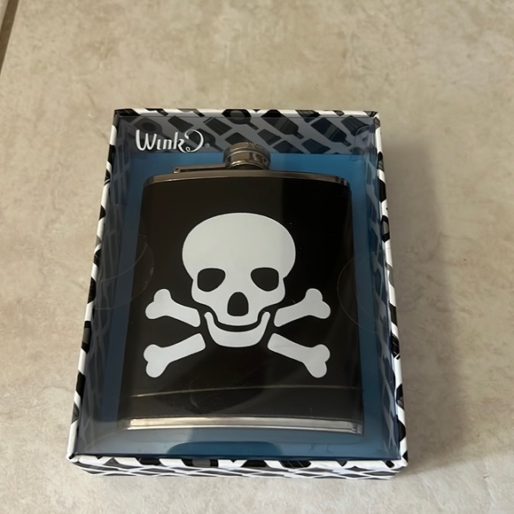 NWOT Flask 7oz Skull & Bones Design From Wink by Wild Eye Designs - Picture 1 of 4